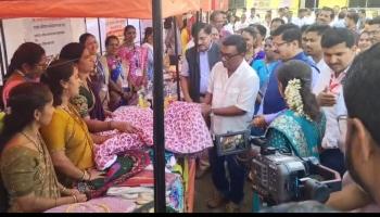 ग्रामपंचायत हमरापुर येथील करंजपाडा येथे बचत गटाच्या महिलांना भेट देणात